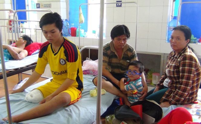 Em Trần Trúc Giang bị cắt 1/3 chân phải sau khi nẹp chân ở bệnh viện tuyến huyện tại Đồng Tháp - Ảnh: Ngọc Tài