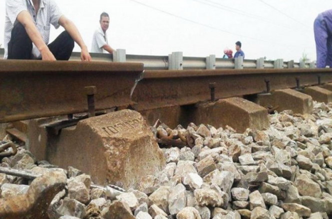 ​Đoạn đường ray bị gãy được phát hiện kịp thời trước khi đoàn tàu chở theo hơn 1.000 hành khách đi qua - Ảnh: Viết Long
