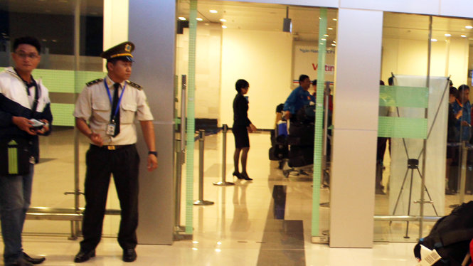 Lực lượng An ninh hàng không sân bay Cần Thơ phát hiện đèn pin tích hợp roi điện trong hành lý của hành khách H - Ảnh: Hạnh Nguyễn