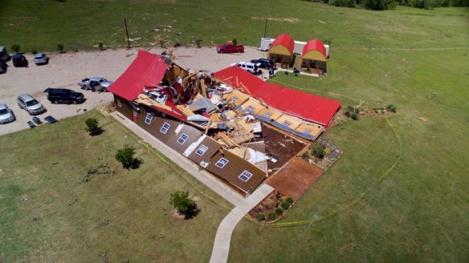 Trung tâm tổ chức sự kiện Rustic Barn ở Canton, Texas bị bão lốc đánh sập - Ảnh: REUTERS