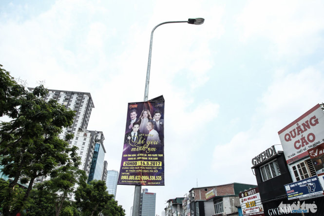 Biển quảng cáo một chương trình ca nhạc treo trên cột điện tại phố Thái Hà, Hà Nội - Ảnh: Nguyễn Khánh