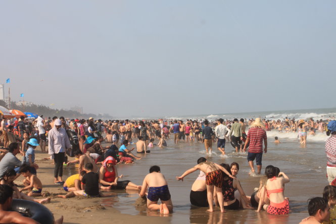 Khách nội tỉnh đã góp phần khiến cho bãi biển Sầm Sơn, Thanh Hóa quá tải - Ảnh: Hà Đồng