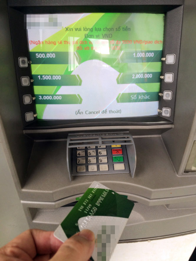 Thông báo thu phí dịch vụ của một ngân hàng tại cây ATM ở Q.Phú Nhuận, TP.HCM - Ảnh: CHÂU ANH