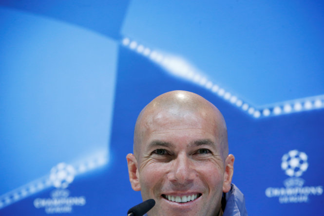 HLV Zidane cười tươi trong buổi họp báo trước trận. Ảnh: REUTERS