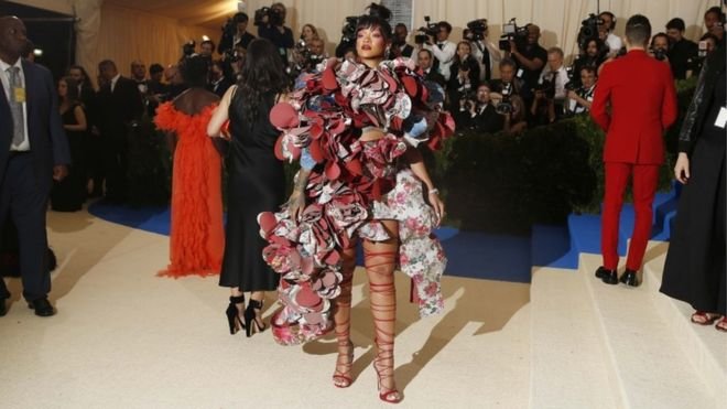 Ca sĩ Rihanna là một trong những khách mời của Met Gala 2017. Cô gây chú ý khi đến dự sự kiện trong trang phục 'phá cách' của Comme des Garcon - Ảnh: REUTERS