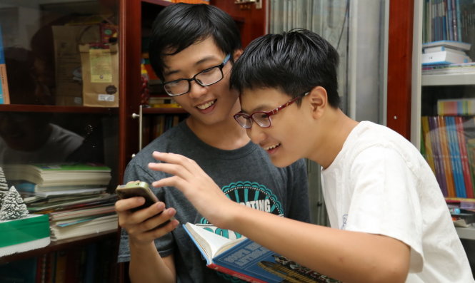 Hai anh em Đặng Nhật Anh (trái) và Đặng Thái Anh đạt thành tích tiếng Anh đáng nể dù học tại nhà - Ảnh: NHƯ HÙNG