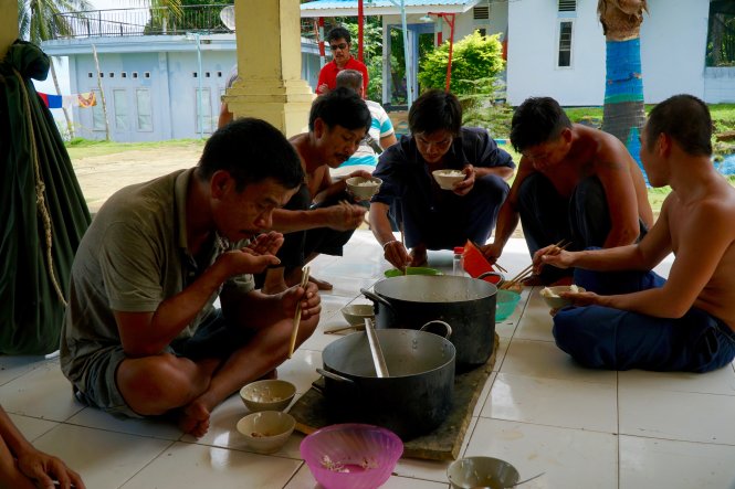 Bữa cơm trưa của các ngư dân VN bị tạm giam trên đảo Tiga - Ảnh: Lê Nam