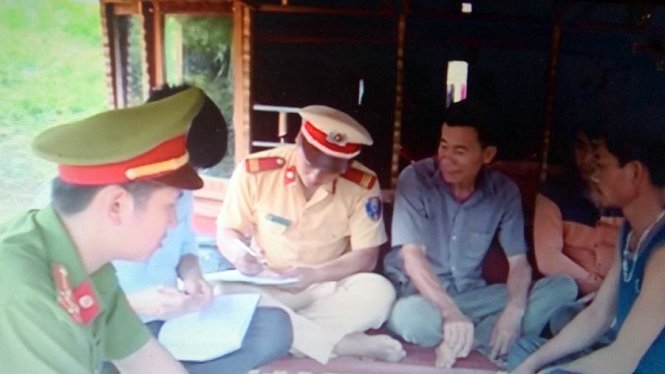 Công an huyện Vĩnh Lộc lập biên bản vụ tàu khai thác cát trái phép trên sông Mã - Ảnh do Công an tỉnh Thanh Hóa cung cấp.
