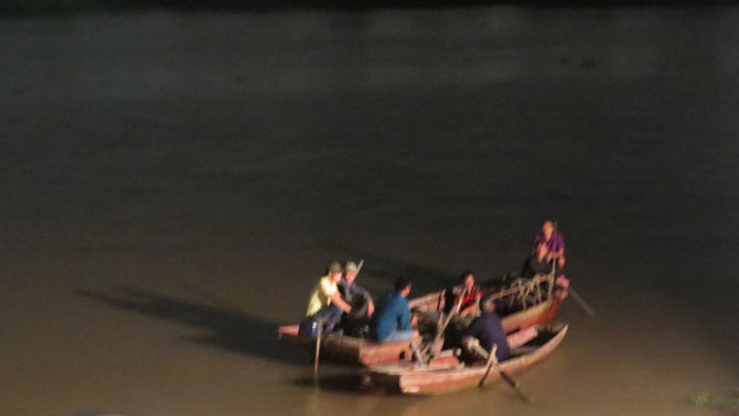 Người dân khu vực quần thảo tìm kiếm tung tích em học sinh bị đuối nước trên sông Lạch Tray tối 4-5 - Ảnh: NGỌC SƠN