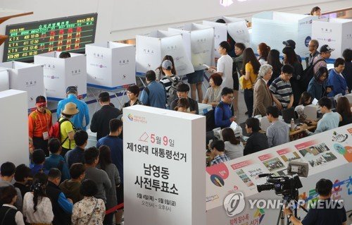 Để tạo điều kiện thuận lợi cho người dân, một số điểm bỏ phiếu sớm được tổ chức ngay tại các nhà ga tàu điện ngầm và sân bay ở Seoul - Ảnh: Yonhap