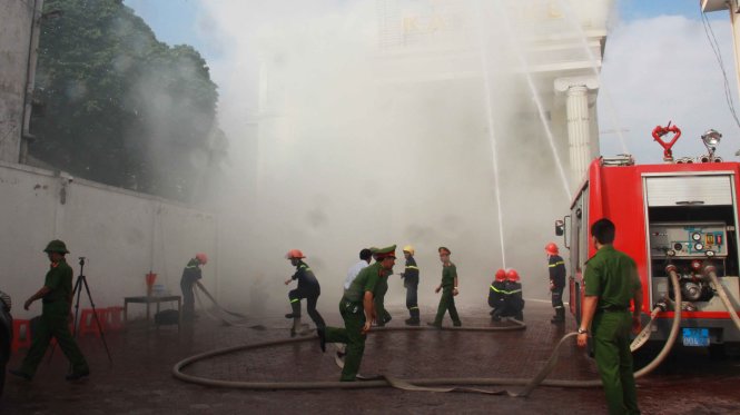 Lực lượng cảnh sát phòng cháy chữa cháy diễn tập chữa cháy một quán karoke trên đường Lê Lợi, TP Vinh - Ảnh: Doãn Hòa
