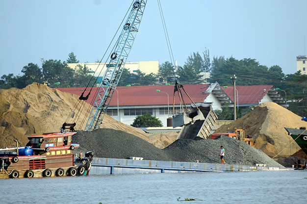 Khai thác mua bán cát trái phép tại lưu vực sông Đồng Nai - Ảnh: Hà Mi