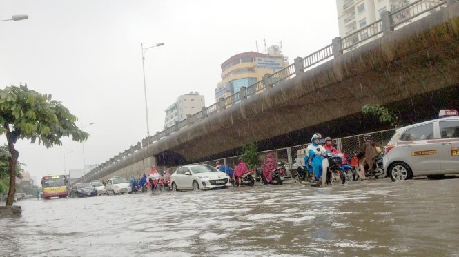 Khu vực chân cầu Vĩnh Tuy ngập nặng trong một trận mưa lớn năm trước - Ảnh: Lâm Hoài
