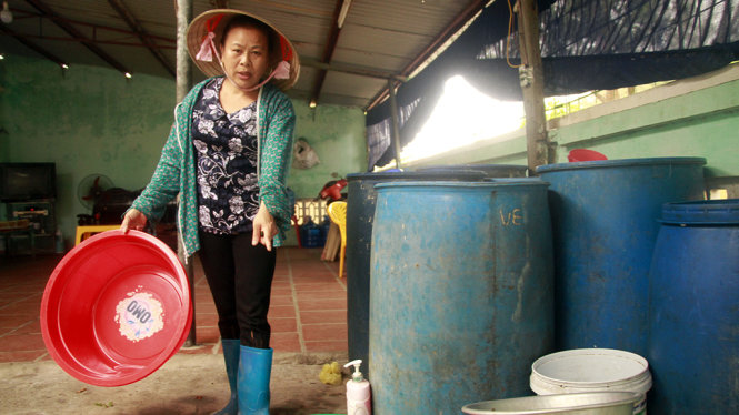 Gia đình bà Trương Thị Chung mua nhiều thùng phuy lớn để đựng nước mua - Ảnh: Đức Hiếu
