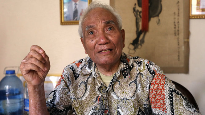Thầy Nguyễn Thìn Xuân nay đã 90 tuổi vẫn đau đáu tìm hài cốt cụ Ứng Hòa Nguyễn Văn Tố - Ảnh: QUỐC VIỆT