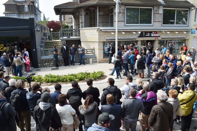 Những người ủng hộ ứng cử viên Emmanuel Macron tụ tập trước nhà ông một ngày trước khi bỏ phiếu chính thức  - Ảnh: AFP