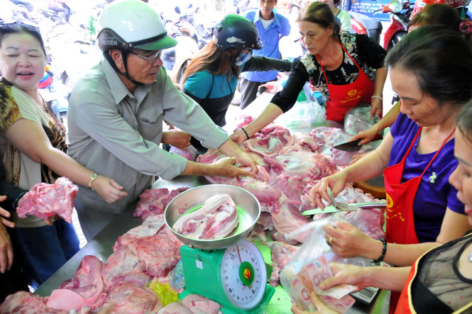 Quầy bán thịt heo bình ổn giá do Sở Công thương, Sở NN&PTNT, Hiệp hội Chăn nuôi Đồng Nai thực hiện nhằm kích cầu, 