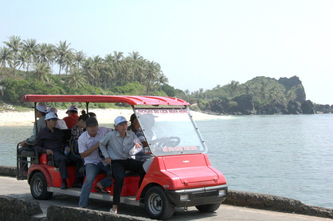 Người dân đã đầu tư xe điện để du khách thong dong thăm đảo Bé  - Ảnh: T.MAI