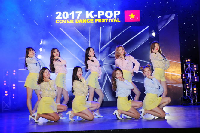 Chín cô gái của nhóm Gugudan (Hàn Quốc) đã đến VN trình diễn và làm giám khảo cho vòng chung kết tại Nhà hát Bến Thành (TP.HCM) vào tối 6-5 qua - Ảnh: Hồng Thẩm