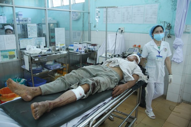 Người bị nạn được cấp cứu tại Bệnh viện Đa khoa Gia Lai sáng 7-5 - Ảnh: Đình Văn