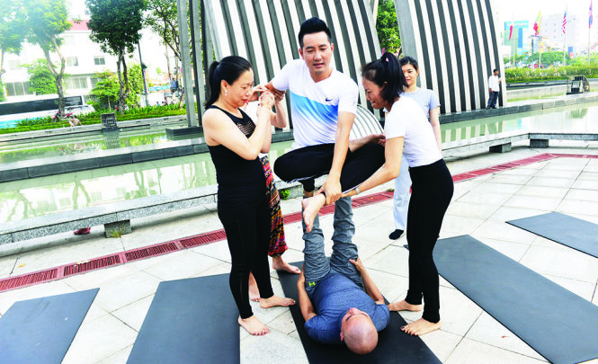 Ca sĩ Nguyễn Phi Hùng và nhóm bạn tập yoga đều đặn mỗi ngày