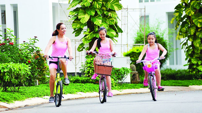 Cuối tuần, ba mẹ con người mẫu Thúy Hạnh cùng nhau đạp xe quanh khu dân cư để thư giãn và rèn luyện sức khỏe