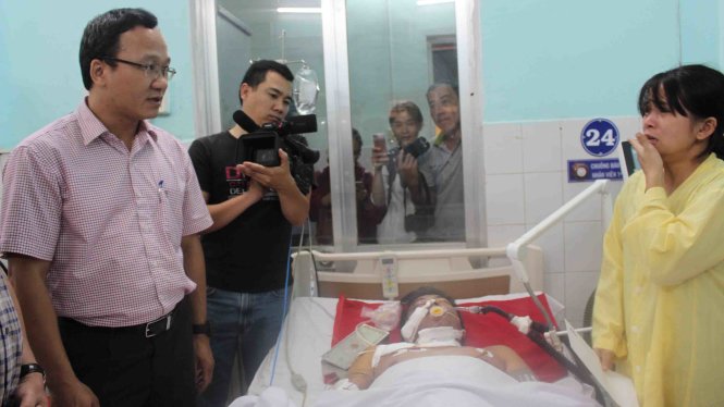 Ông Khuất Việt Hùng, Phó Chủ tịch chuyên trách Ủy ban ATGT Quốc gia cùng các lãnh đạo UBND tỉnh Gia Lai thăm hỏi các nạn nhân trong vụ tai nạn - Ảnh: Thái Thịnh