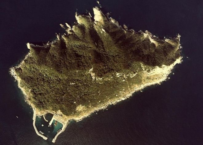 Có những quy định nghiêm ngặt với du khách nam giới khi tới thăm đảo Okinoshima (trong ảnh) - Ảnh: BBC