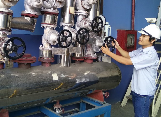 Kỹ sư trẻ Nguyễn Văn Dũng đang vận hành máy tại xí nghiệp - Ảnh: K.ANH
