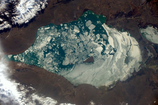 Hồ nước đóng băng trên dãy Himalayas.
