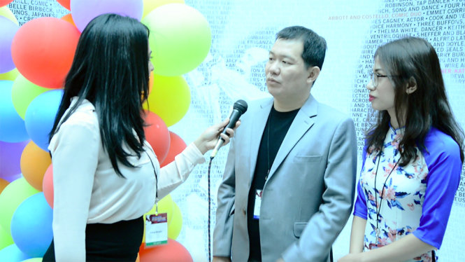 Đạo diễn Cha cõng con nhận giải tại LHP Arizoma - Ảnh: NVCC
