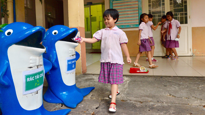 Học sinh Trường tiểu học Nguyễn Thái Học (Q.1, TP.HCM) phân loại rác tại trường - Ảnh: DUYÊN PHAN