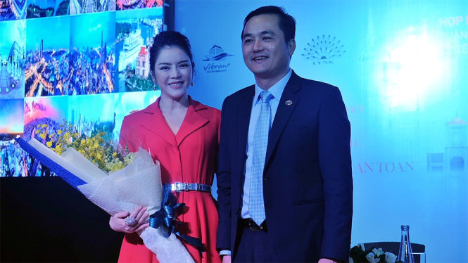 Lý Nhã Kỳ nhận bó hoa cảm ơn từ ông Bùi Tá Hoàng Vũ, giám đốc Sở du lịch TP - Ảnh: MINH TRANG