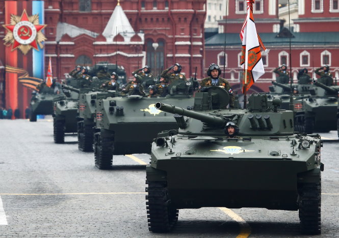 Xe tăng Nga khoe sức mạnh trên Quảng trường Đỏ - Ảnh: Reuters