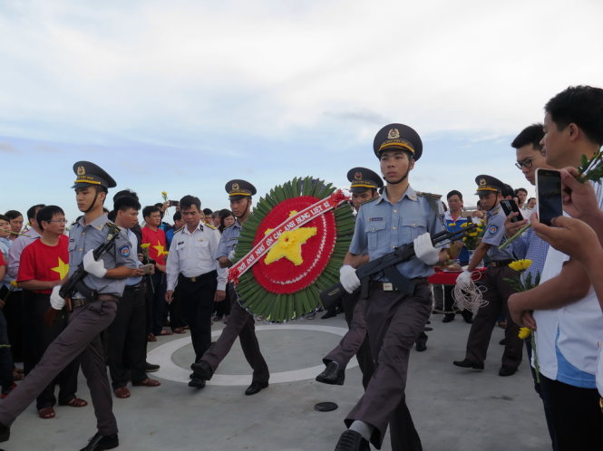Làm lễ tưởng niệm các anh hùng liệt sĩ hy sinh tại đảo Gạc Ma