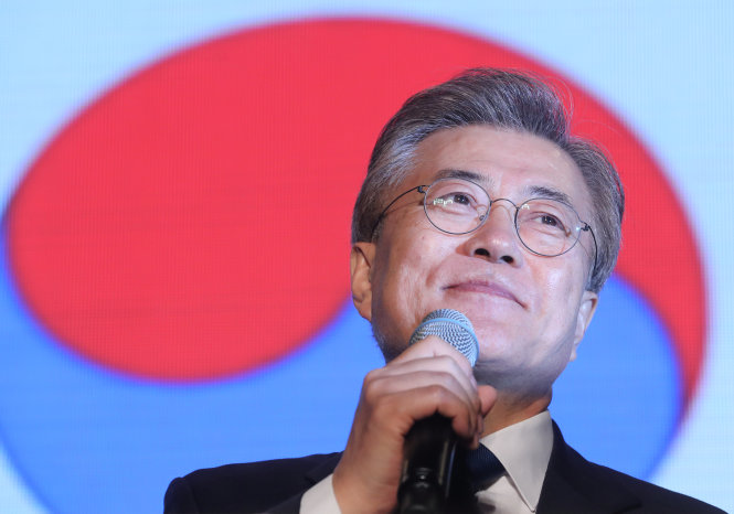 Tổng thống đắc cử Hàn Quốc Moon Jae-in phát biểu trước những người ủng hộ tại quảng trường Gwanghwamun tại Seoul, Hàn Quốc ngày 9-5 - Ảnh: Reuters