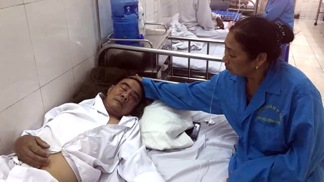 Sau một ngày cấp cứu tại bệnh viện ông Thảo vẫn chưa thể ngồi dậy do trên người bị nhiều thương tích - Ảnh: H. D