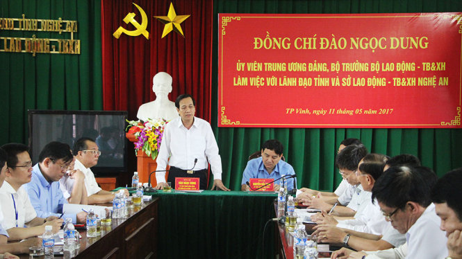 Bộ trưởng Bộ LĐ-TB&XH Đào Ngọc Dung làm việc với lãnh đạo tỉnh Nghệ An và Sở LĐ-TB&XH chiều 11-5 - Ảnh: DOÃN HÒA