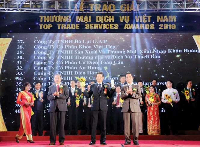 Đại diện Chubb Life Việt Nam nhận giải thưởng do Bộ Công thương xét tặng.