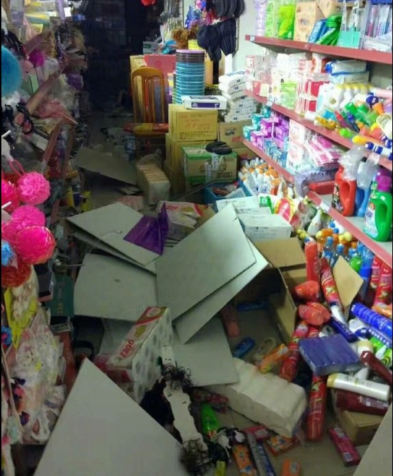 Hàng hóa trong một siêu thị bị đổ do rung chấn - Ảnh: People's Daily