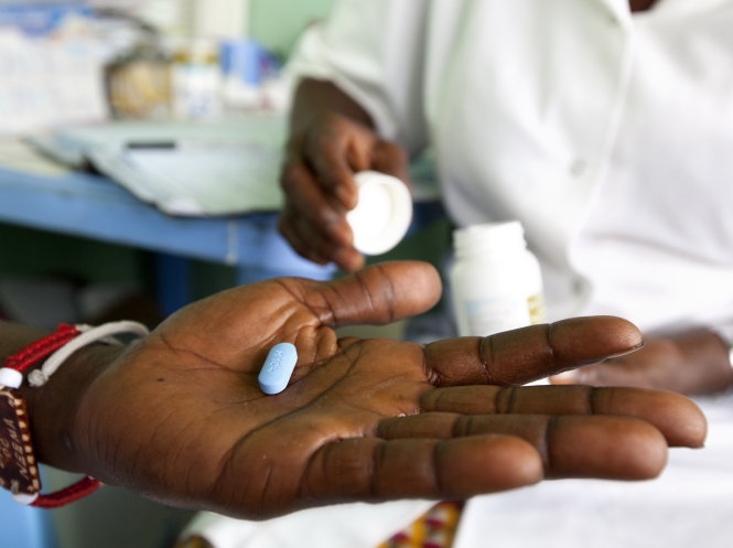 Bệnh nhân nhiễm HIV/AIDS có thể sống thọ hơn nếu được phát hiện bệnh kịp thời và uống thuốc đúng - Ảnh: pedaids.org