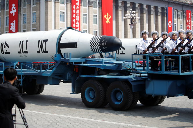 Tên lửa của Triều Tiên được giới thiệu trong cuộc duyệt binh tại thủ đô Bình Nhưỡng gần đây - Ảnh: Reuters