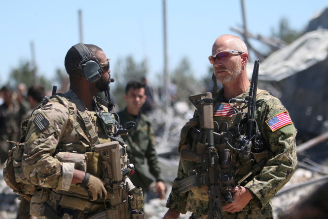 Binh sĩ Mỹ tại khu chỉ huy của lực lượng Đơn vị bảo vệ Nhân dân người Kurd (YPG) ở vùng núi Karachok gần Malikiya, Syria ngày 25-4 sau khi bị không quân Thổ Nhĩ Kỳ không kích - Ảnh: Reuters