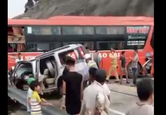 Xe khách va chạm với xe Ford trên cao tốc Nội Bài - Lào Cai, đoạn Km155 - Ảnh: trích từ video / Facebook