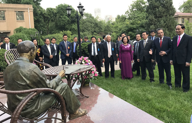 Chủ tịch nước Trần Đại Quang (ngoài cùng bên phải) và đoàn đại biểu cấp cao Việt Nam thăm tượng đài Bác Hồ đặt trong khuôn viên Đại sứ quán Việt Nam tại Bắc Kinh - Ảnh: Q.TR.