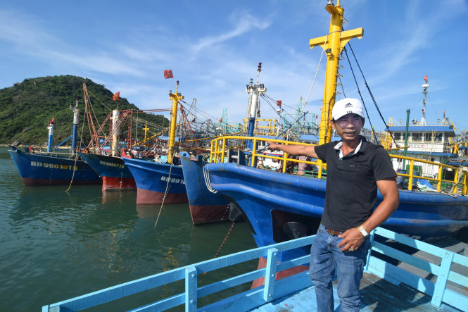 Ngư dân Nguyễn Công Quý (ở cảng cá Đề Gi, Phù Cát, Bình Định) đóng chiếc tàu sắt hơn 14 tỉ đồng chỉ ra khơi được một lần rồi nằm bờ gần hai năm qua - Ảnh: Trường Đăng
