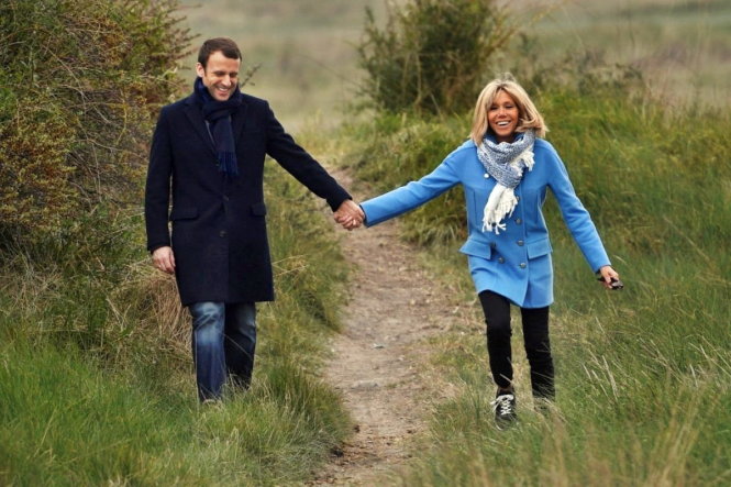 Bà Brigitte và ông Emmanuel Macron ở Touquet tháng 4-2017 - Ảnh: AFP