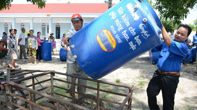 Bà con ở xã vùng biên giới Tân Hòa và Suối Ngô hồ hởi được nhận bồn trữ nước do báo Tuổi Trẻ và Tỉnh đoàn Tây Ninh tổ chức dưới sự đồng hành của nhãn hàng Comfort và Công ty Unilever - Ảnh: ĐỨC TRONG