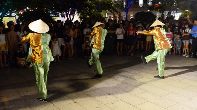 Mặc áo bà ba nhảy hiphop trong chương trình Nghệ thuật đường phố tại phố đi bộ Nguyễn Huệ, Q.1, TP.HCM tối 13-5 - Ảnh: Quang Định