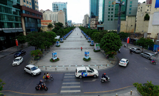 .HCM cấm xe ra vào đường Nguyễn Huệ, người dân đi theo lộ trình thay thế. - Ảnh: QUANG ĐỊNH